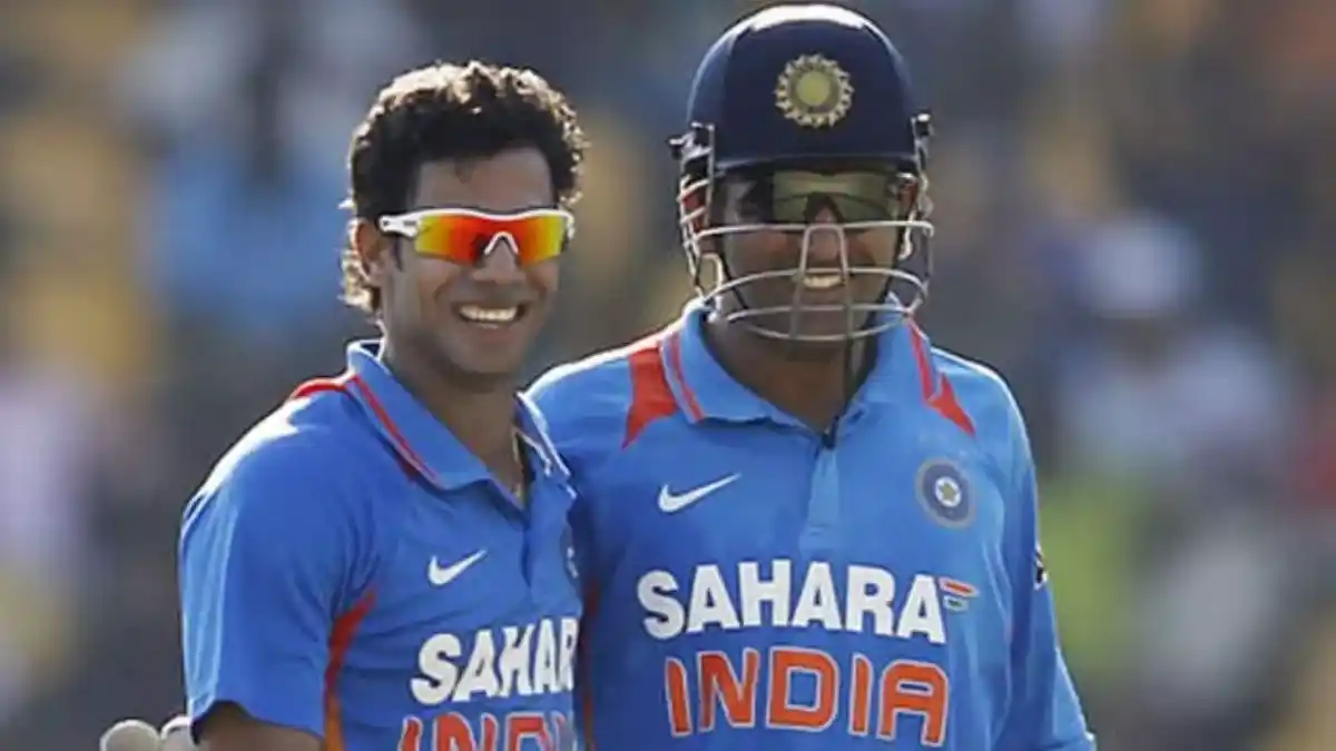 Manoj Tiwari and MS Dhoni during a ODI Match