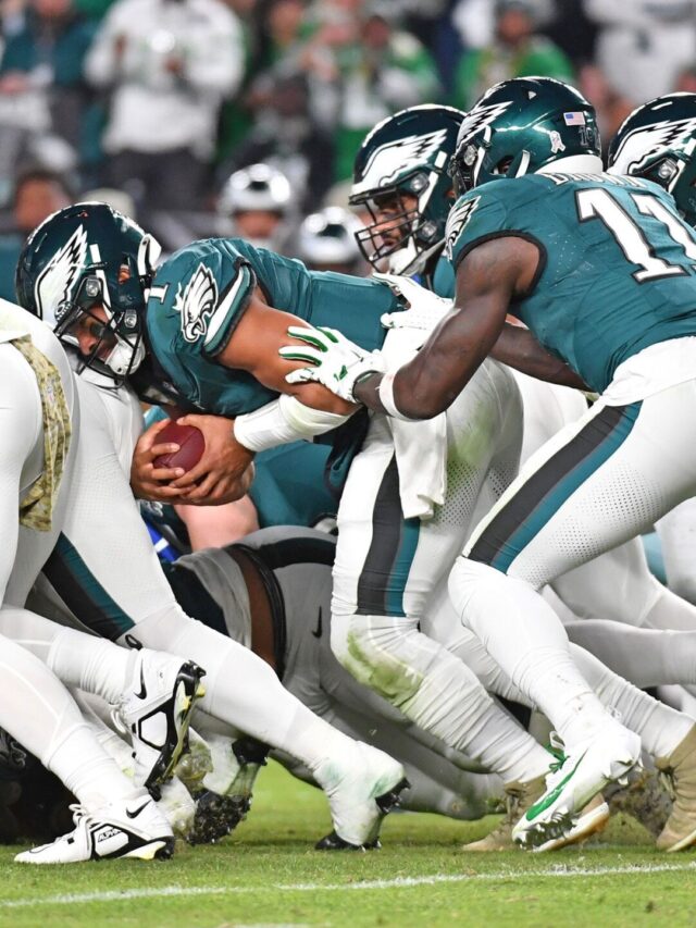 Image of Philadelphia Eagles players performing the "tush push" play.